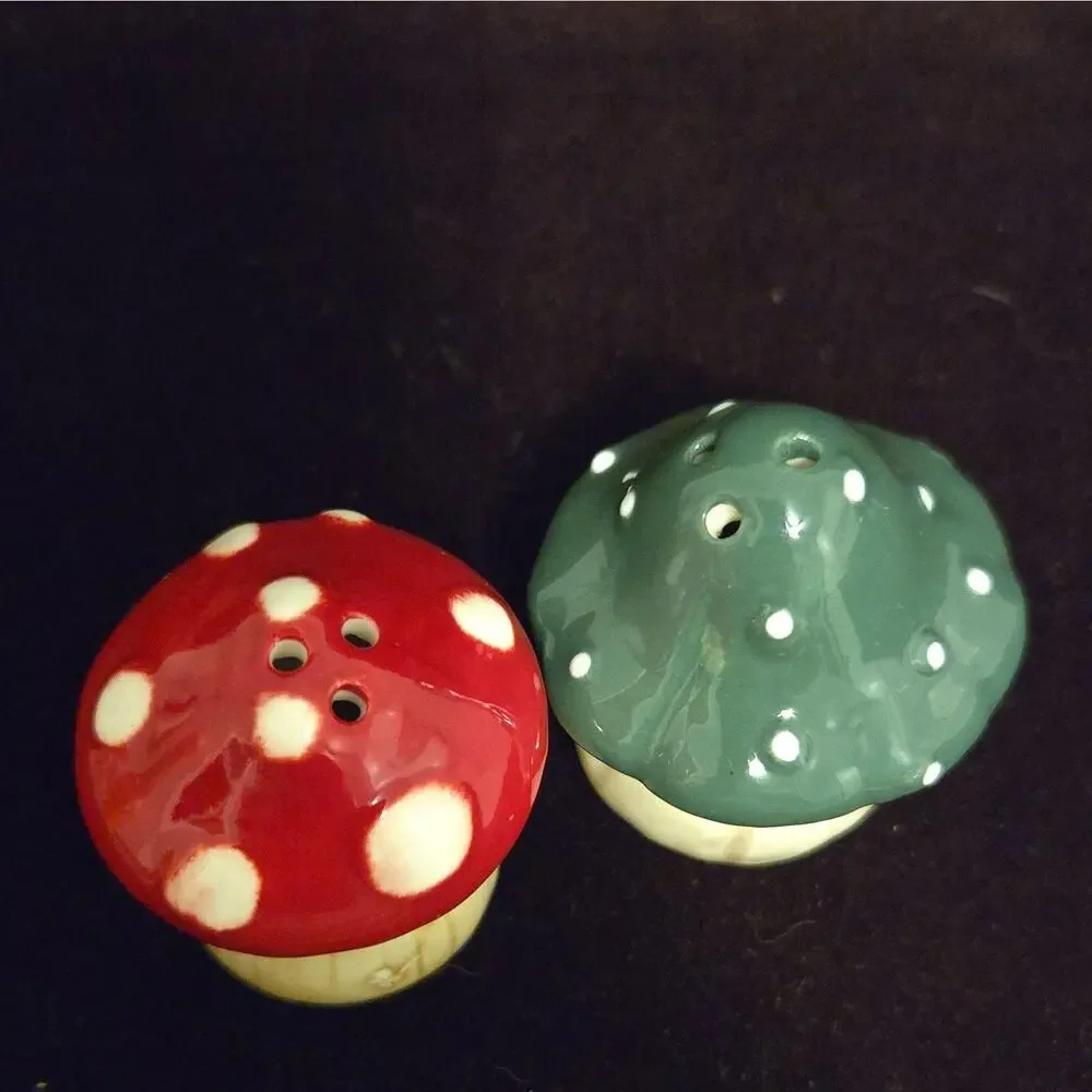 VTG Style Ceramic Mushroom Salt and Pepper Shakers Red Grn Toadstool Cottagecore